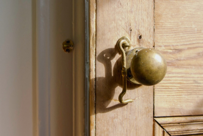 Les accessoires pour verrouiller sa porte d'entrée